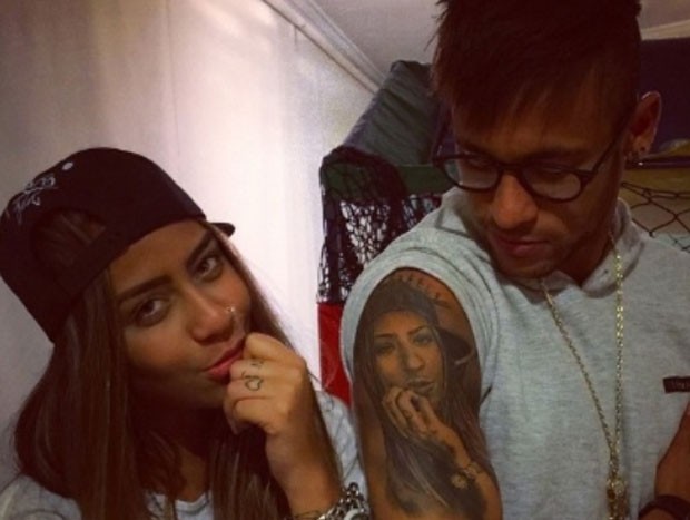 Neymar exibe a tatuagem em homenagem a sua irmã (Foto: Reprodução)