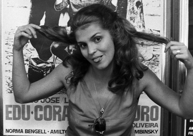 Leila Diniz diante do cartaz do filme 'Edu, coração de ouro', em 1968