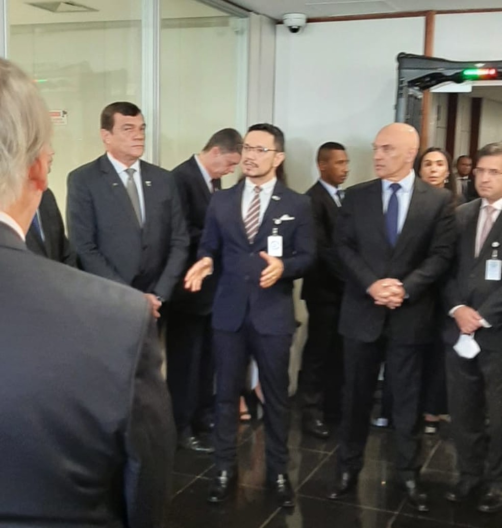 Ministro Alexandre de Moraes, presidente do TSE, acompanha visitação à sala de totalização dos votos — Foto: Rosanne D'Agostino