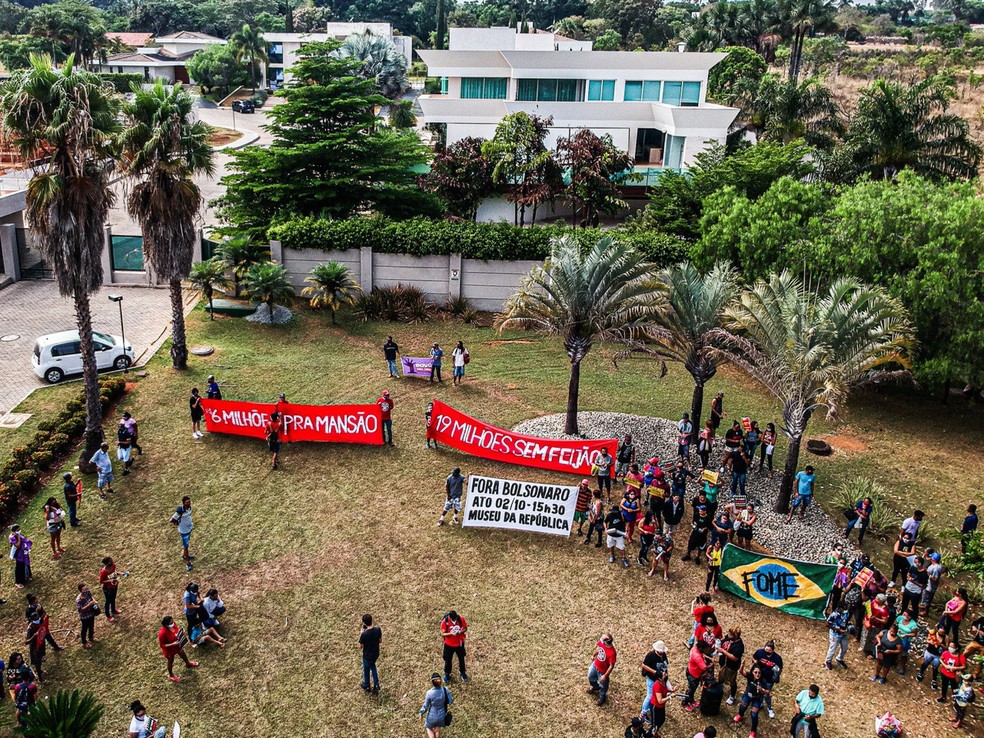 MTST protesta contra a fome em frente à mansão de Flávio Bolsonaro — Foto: Scarlett Rocha/Scarlettrphoto
