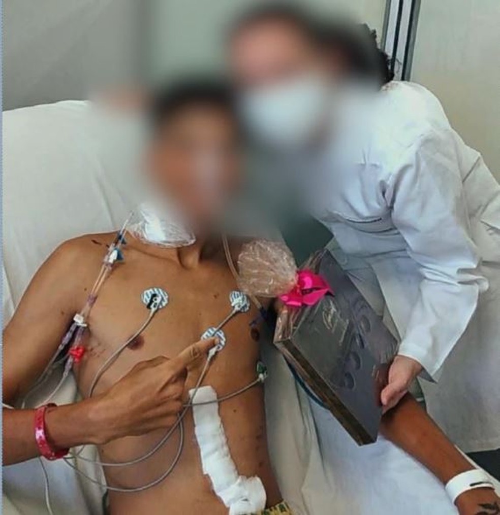 Jovem acordou na madrugada do dia 16 de janeiro com um corte profundo na barriga e partes do intestino espalhadas pela areia — Foto: Reprodução/TV Gazeta