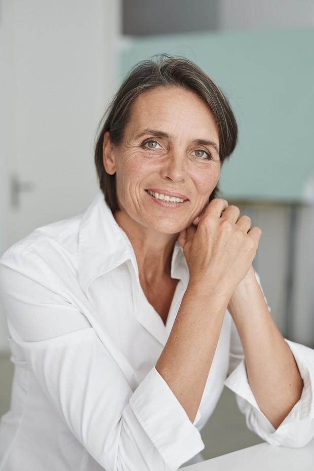Portrait of mature businesswoman wearing white blouse (Foto: Getty Images/Westend61)
