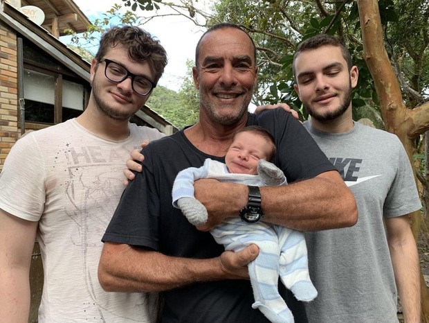 Paulo Zulu com os três filhos (Foto: Reprodução/Instagram)