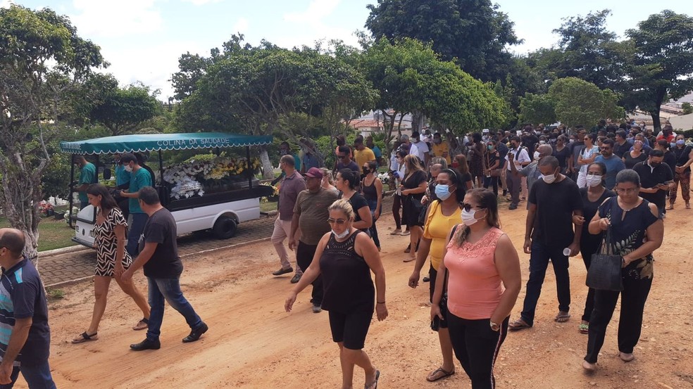 Sepultamento ocorreu em cemitério na capital — Foto: Anderson Barbosa/TV Sergipe