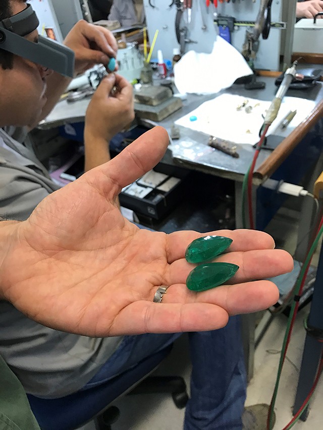 Ara shows Suzy two prized pear-shaped emeralds in his São Paolo studio (Foto: @SuzyMenkesVogue)