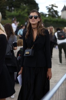 Influenciadoras chegam no desfile da Dior em Paris, na França