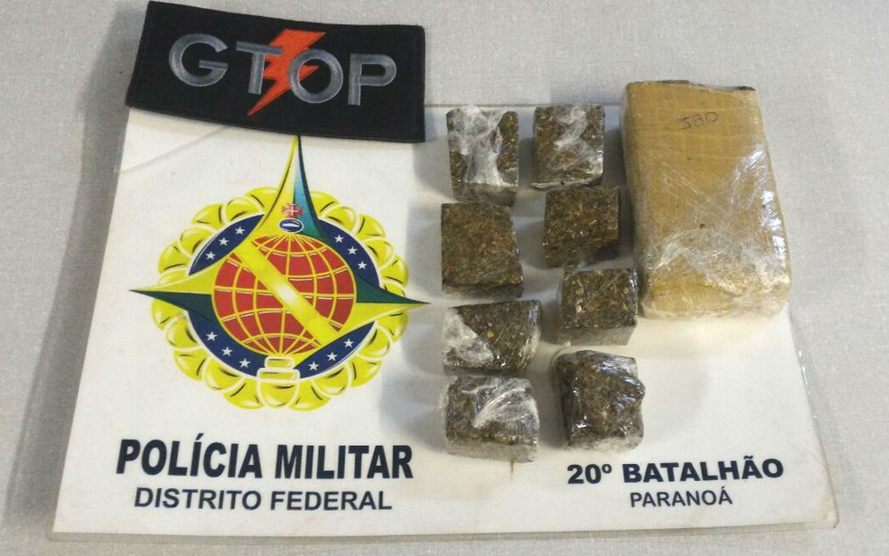 Porções de maconha encontradas dentro da casa de suspeito de tráfico de drogas no Paranoá, no Distrito Federal (Foto: Polícia Militar/Divulgação)