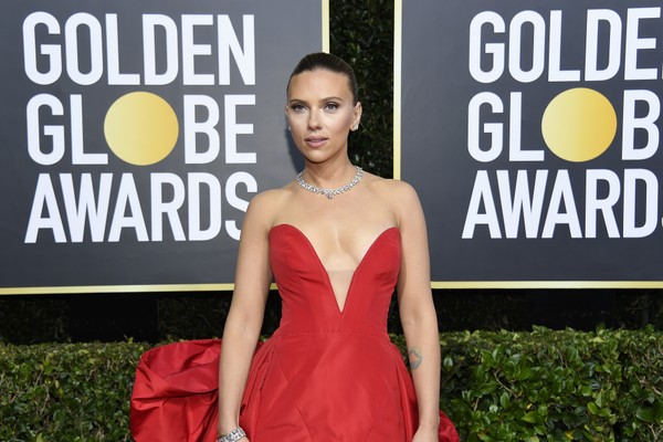 BEVERLY HILLS, CALIFORNIA - JANUARY 05: 77th ANNUAL GOLDEN GLOBE AWARDS -- Pictured: Scarlett Johansson arrives to the 77th Annual Golden Globe Awards held at the Beverly Hilton Hotel on January 5, 2020. -- (Photo by: Kevork Djansezian/NBC/NBCU Photo Bank (Foto: NBCU Photo Bank via Getty Images)