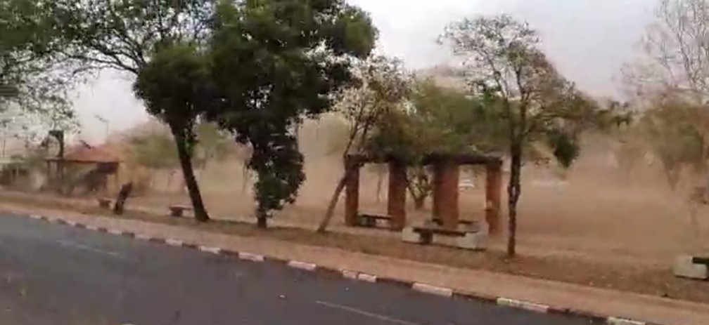 Tempestade de poeira atingiu Presidente Prudente (SP) na tarde desta sexta-feira (1º) — Foto: Gelson Netto/g1