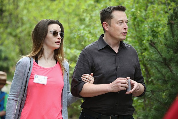 SUN VALLEY, ID - JULY 08:  Elon Musk, CEO and CTO of SpaceX, CEO and product architect of Tesla Motors, and chairman of SolarCity, and his wife Talulah Riley attend the Allen & Company Sun Valley Conference on July 8, 2015 in Sun Valley, Idaho. Many of th (Foto: Getty Images)