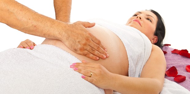 Mulher grávida fazendo massagem (Foto: Shutterstock)