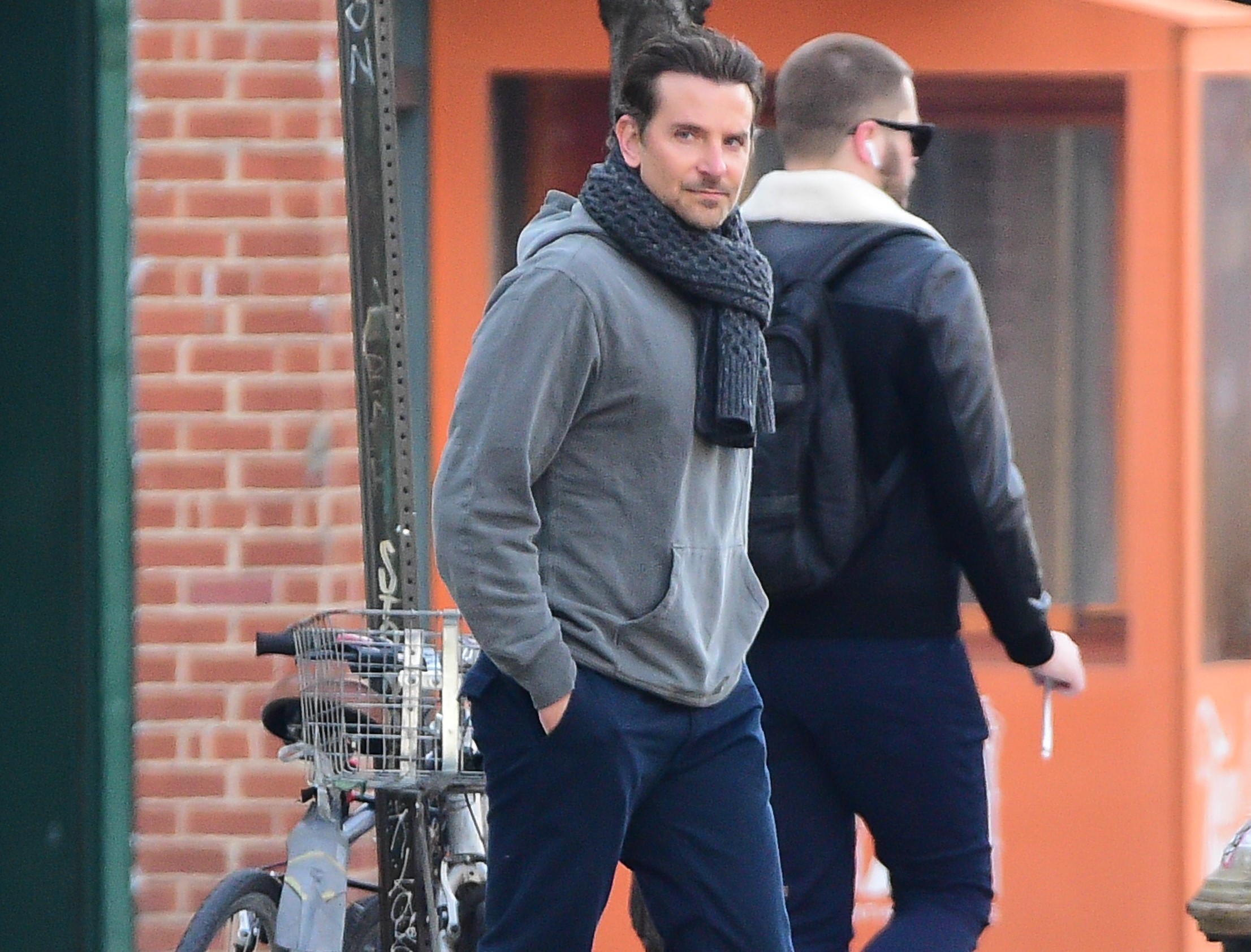 O ator Bradley Cooper caminhando em Nova York (Foto: Getty Images)