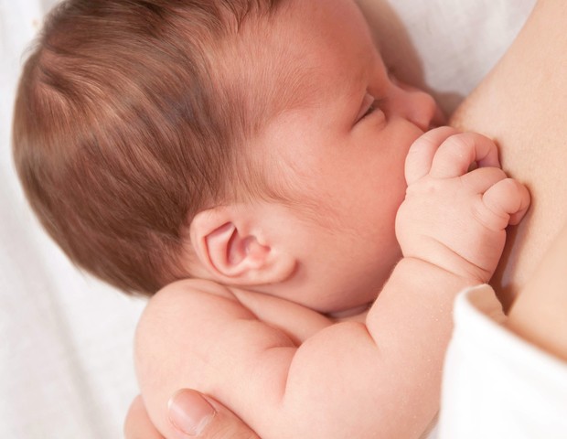 Amamentação; mãe; filho; recém-nascido (Foto: Shutterstock)