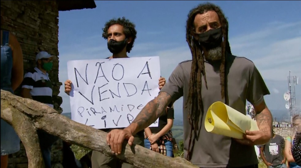 Moradores de São Tomé das Letras (MG) e turistas realizaram manifestação contra venda da pirâmide — Foto: Divulgação/Erlei Peixoto 