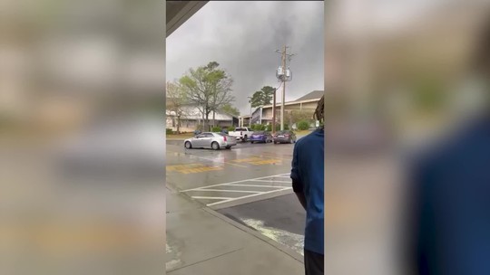 Brasileira registra passagem de tornado nível 5 no Arkansas, EUA; veja vídeo