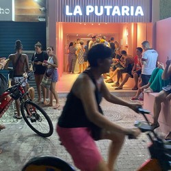 Atrás da bicicleta na calçada, a La Putaria, em Ipanema