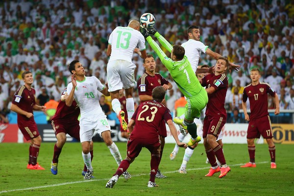 Akinfeev saiu muito mal do gol no lance do gol de empate da Argélia na partida contra a Rússia. Erro custou a classificação russa para as oitavas (Foto: Getty Images)