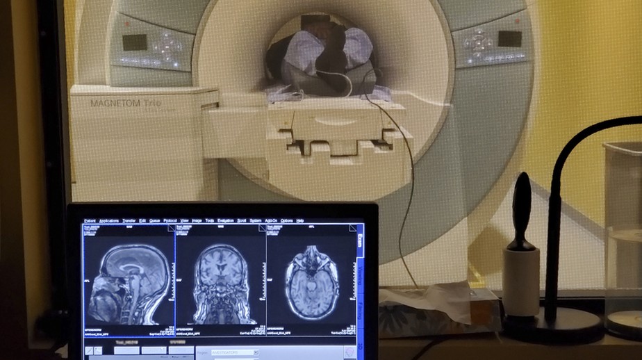 Exames de ressonância magnética ajudam a observar os avanços do tratamento no cérebro.