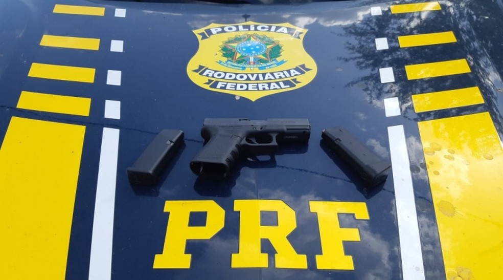 Homem Em Carro De Luxo E Detido Com Arma Registrada Em Nome De Outra Pessoa E Diz A Policia Ser Atirador Esportivo Bahia G1