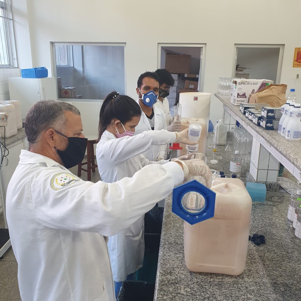 Alunos também vão ajudar professores na fabricação de álcool em gel — Foto: Unir/Divulgação