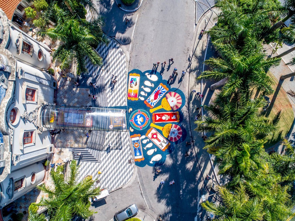 Tradicional tapete de Corpus Christi enfeita a entrada da Igreja de Nossa Senhora do Brasil, na Zona Oeste de São Paulo (Foto: Rafael Arbex/Estadão Conteúdo)