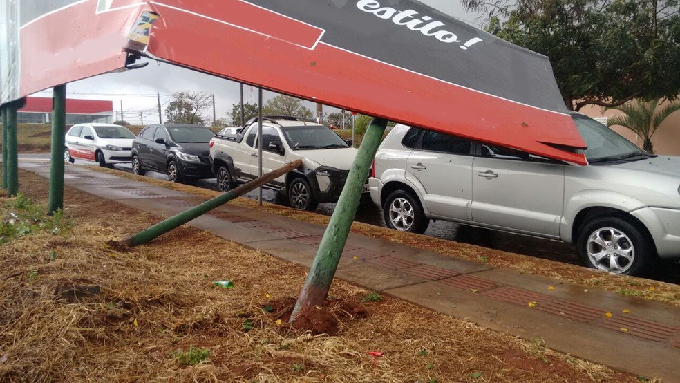 Outdoor atinge veículos durante chuva no bairro Tiradentes, em Campo Grande (Foto: Marcos Ribeiro/G1 MS)