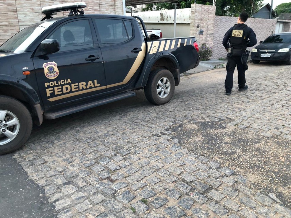 Policiais cumprem mandados na terceira fase da operação Assucena — Foto: Divulgação/PF