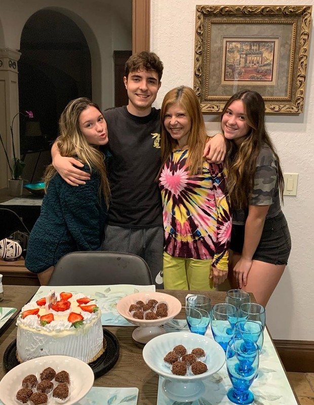 João Augusto Liberato comemora os 19 anos com a mãe, Rose Miriam, e as irmãs, Sofia e Marina (Foto: Reprodução/Instagram)