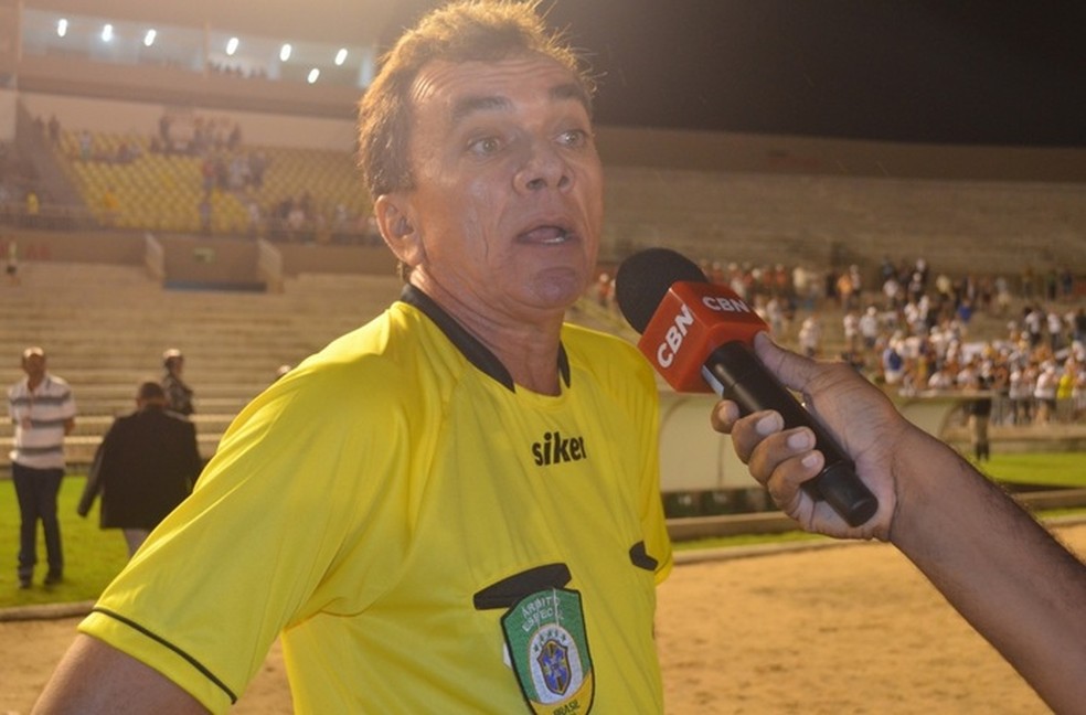 Sousa J�nior foi flagrado se encontrando com Alan Kardec, diretor de futebol do Treze (Foto: Cadu Vieira / GloboEsporte.com)