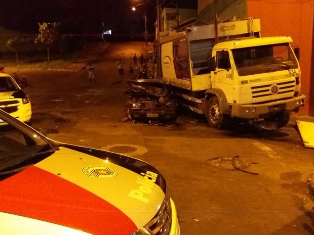Caminhão de lixo desgovernado atinge veículos e casas em Piracicaba (Foto: Valter Martins/Piracicaba em Alerta)