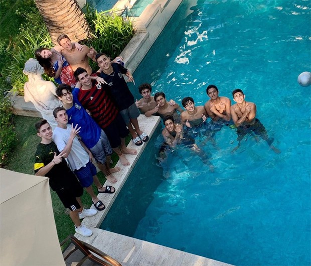 Convidados na piscina da casa de Elaine Mickely e César Filho (Foto: Reprodução/Instagram)