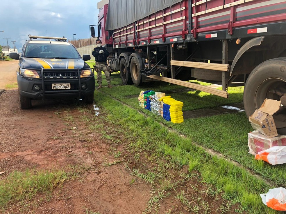 Droga estava dentro de caixa em caminhão  — Foto: Ana Paula Xavier/Rede Amazônica Acre 