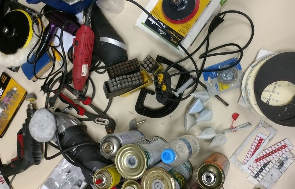 Material usado na adulteraÃ§Ã£o dos carros foram apreendidos â Foto: DivulgaÃ§Ã£o/PolÃ­cia Civil 