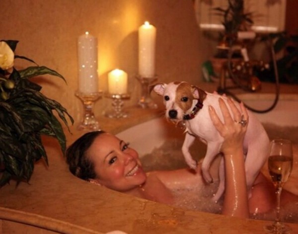 Mariah Carey compartilhou com seus seguidores do Twitter uma foto diretamente sua banheira. (Foto: Reprodução)