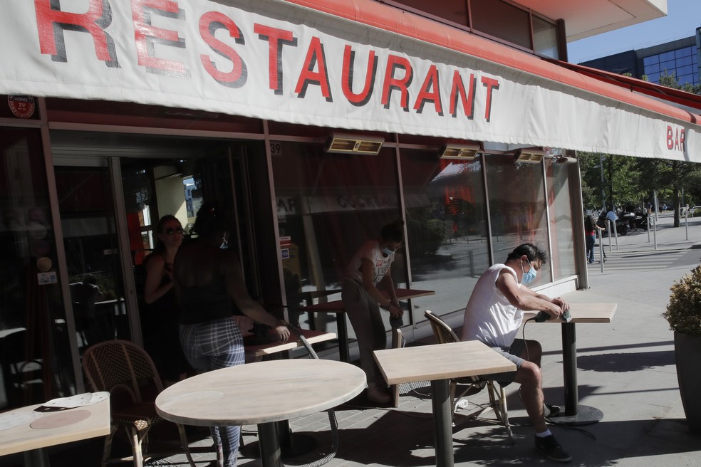 Com restrições, França reabrirá em 2 de junho cafés, bares e restaurantes — Foto: AP Photo/Christophe Ena