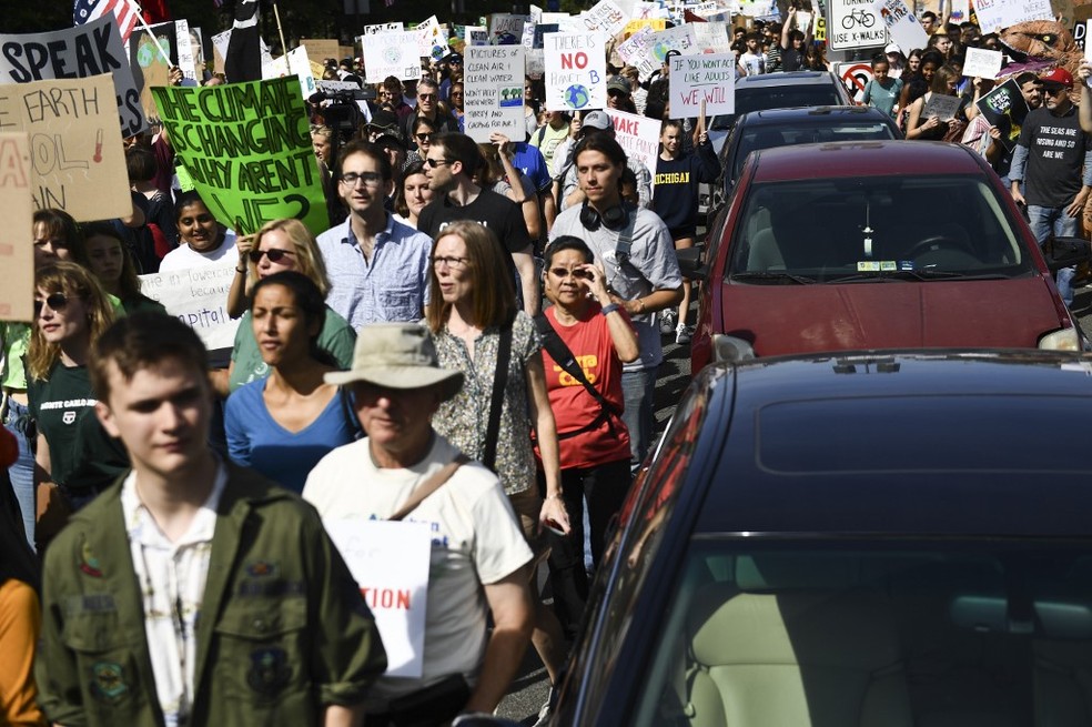 Protesto nesta sexta (20) em Washington DC, nos Estados Unidos, pede ações contra mudanças climáticas — Foto: Brendan Smialowski/AFP