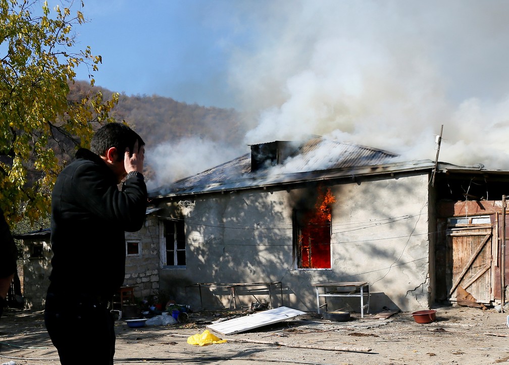Morador da região de Nagorno-Karabakh incendeia sua casa para que não seja ocupada pelo Azerbaijão — Foto: Stringer TPX IMAGES OF THE DAY/Reuters