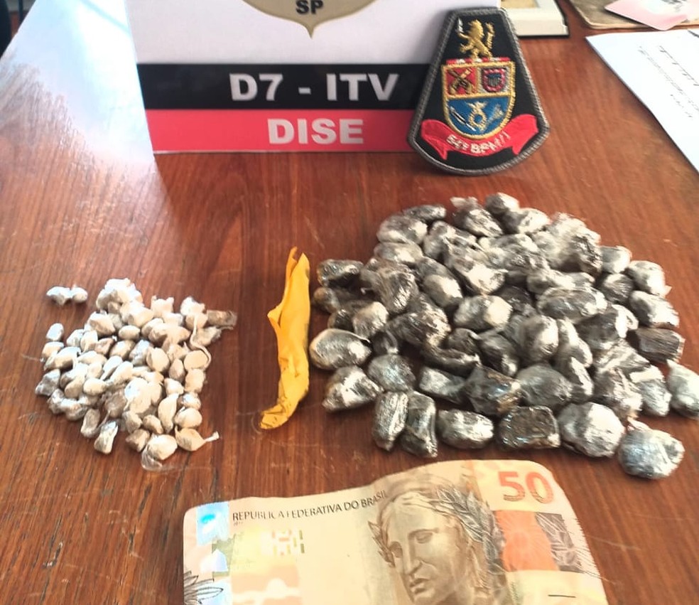 Ap&oacute;s revistas em im&oacute;veis, policiais encontram mais de 120 por&ccedil;&otilde;es de drogas em resid&ecirc;ncia &mdash; Foto: Delegacia de Investiga&ccedil;&otilde;es Sobre Entorpecentes/Divulga&ccedil;&atilde;o