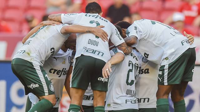 Jogadores do Palmeiras comemoram o gol de empate
