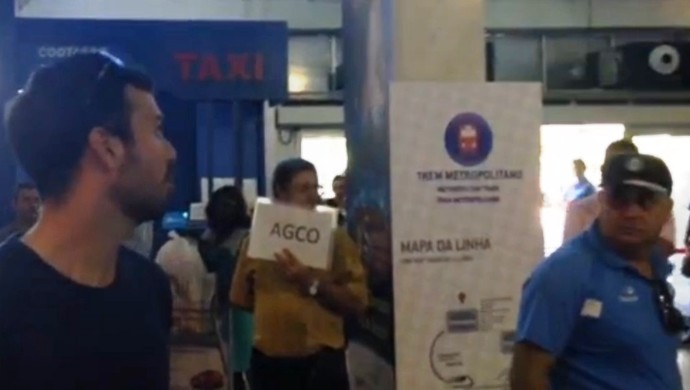 Torcedor faz cobrança a dirigente e gera tensão em desembarque; vídeo