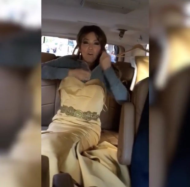 Thalía se troca dentro do carro a caminho do Tony Awards (Foto: Reprodução/Instagram)