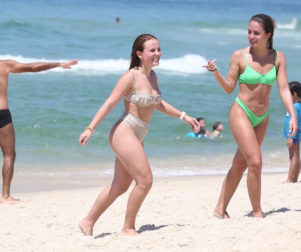 Larissa Manoela curte dia de praia na companhia de amiga (Foto: Dilson Silva/AgNews)