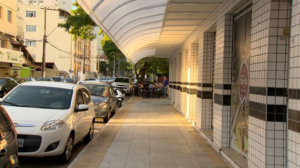 Casal havia acabado de sair de restaurante quando foi assaltado, em Itapoã (Foto: Reprodução/TV Gazeta)