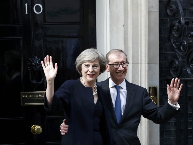 Theresa May acena com o marido Philip diante da residência oficial de Downing Street (Foto: Reuters/Stefan Wermuth)