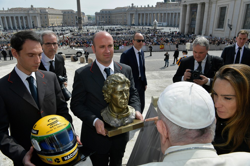 Papa Francisco recebe capacete e busto de Ayrton Senna de uma das sobrinhas do piloto, Paula Senna â€” Foto: Vatican Media/AFP