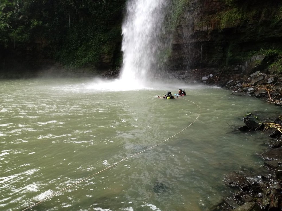 Mergulhadores dos bombeiros encontraram corpo de menino fundo de cachoeira em Braço do Trombudo  (Foto: Bombeiros/Divulgação )