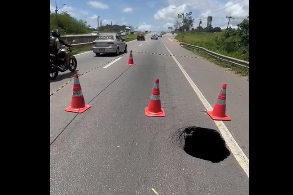 Buraco profundo se abriu na BR-101, na Grande Natal, no último sábado (4), após rompimento de bueiro.  — Foto: Divulgação/PRF