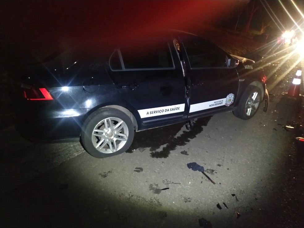 Veículo oficial da Prefeitura de Nova Resende (MG) envolveu-se em acidente de trânsito na Rodovia Assis Chateaubriand (SP-425), em Martinópolis (SP), na noite desta quinta-feira (11) — Foto: Cedida