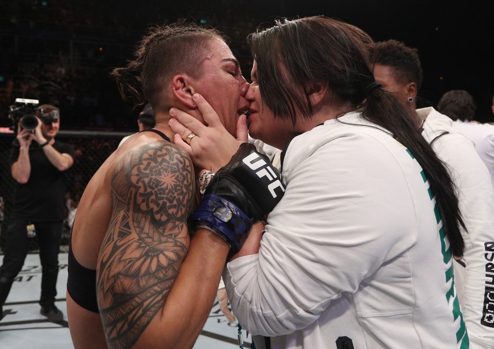 JÃ©ssica Bate-Estaca comemora vitÃ³ria com a esposa Fernada â?? Foto:  Buda Mendes/Zuffa LLC/Getty Images