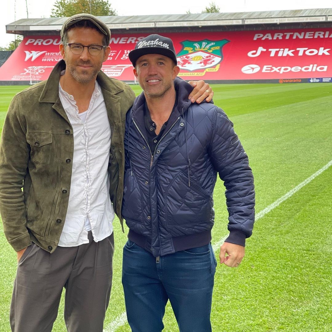 Actors Ryan Reynolds and Rob McElhenney have bought the Wrexham AFC team (Picture: Instagram Reproduction)